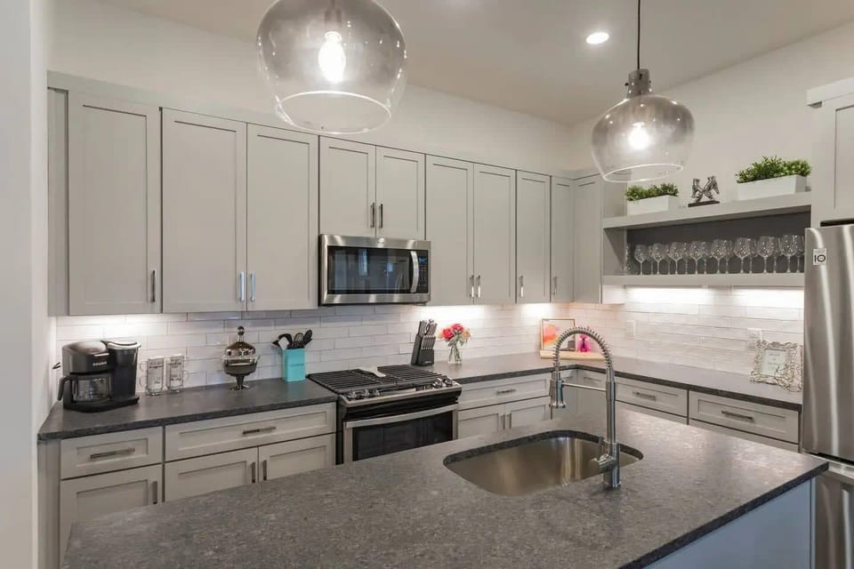 Kitchen: Host your next dinner party in our stunning kitchen, featuring sleek stainless steel appliances and an open-concept design. The perfect space to celebrate any special occasion in style!