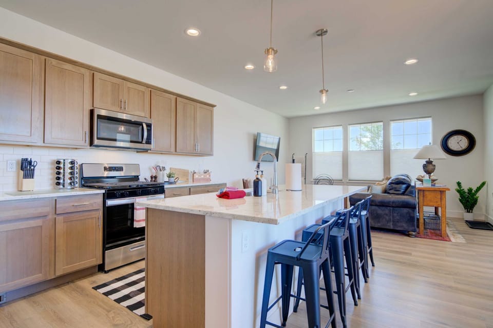 Kitchen: Stunning kitchen with a large island, perfect for cooking and casual dining.