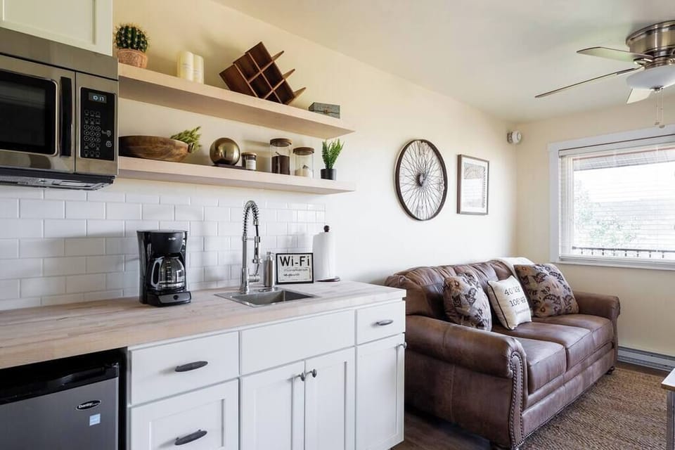 Kitchenette / Living Room