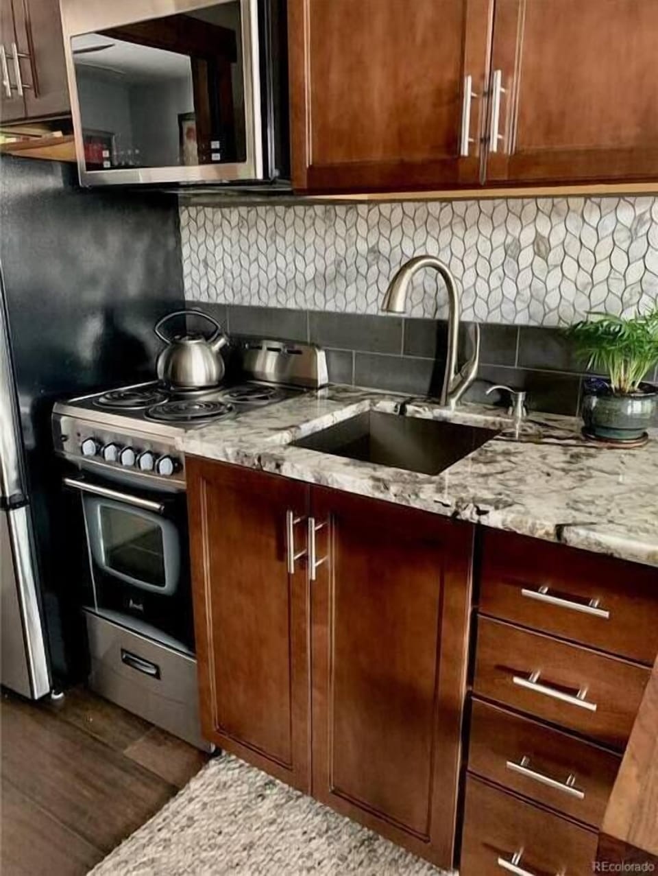 Kitchen equipped with all of the essentials.