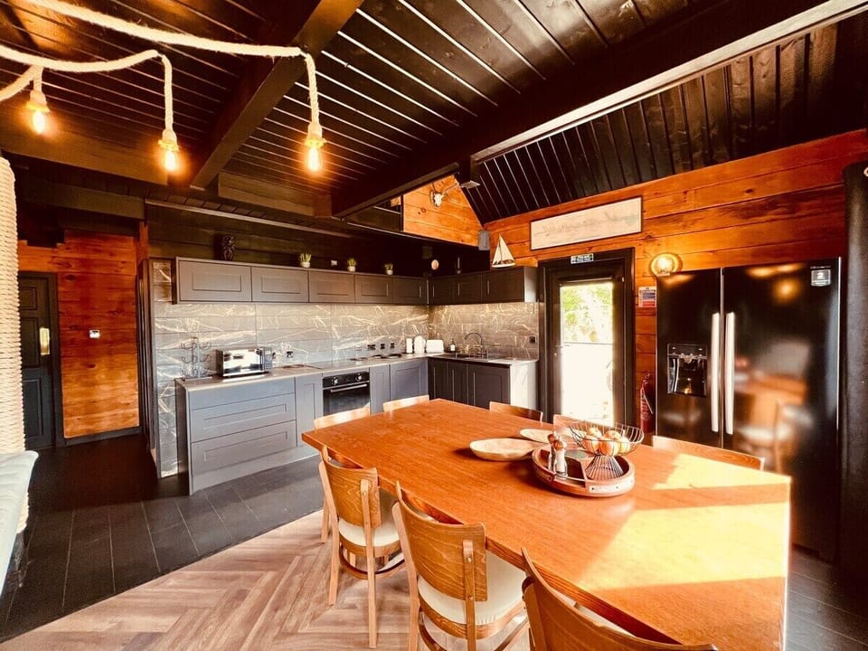 Open plan kitchen and dining area