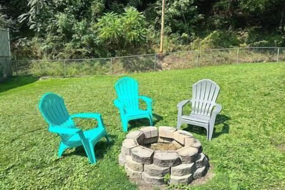 Fire pit. Outlaw trail on hill behind house.