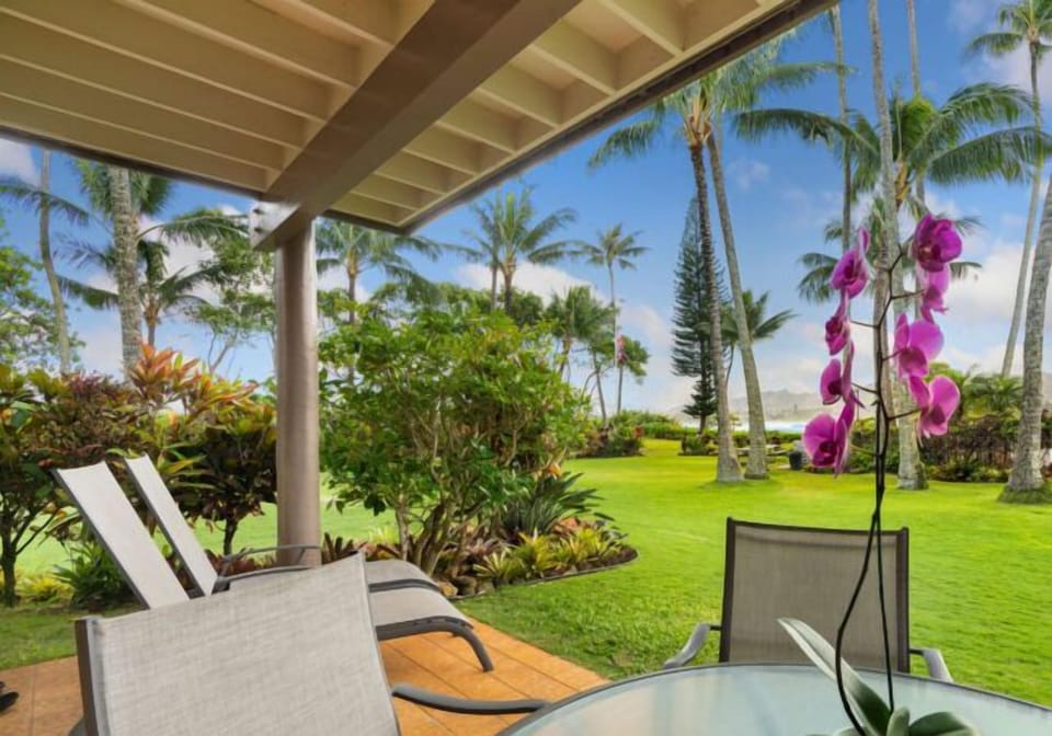 Relax on the lanai and enjoy listening to the sound of the ocean