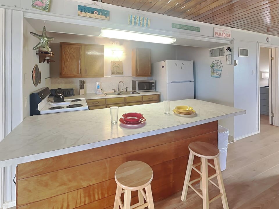 Full Size Kitchen with Breakfast Bar