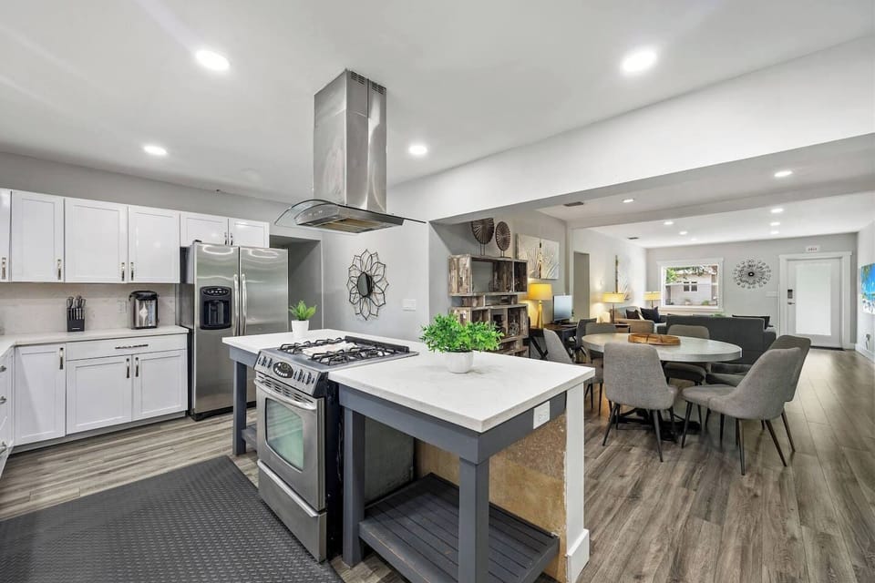 Spacious full kitchen equipped with cooking essential 