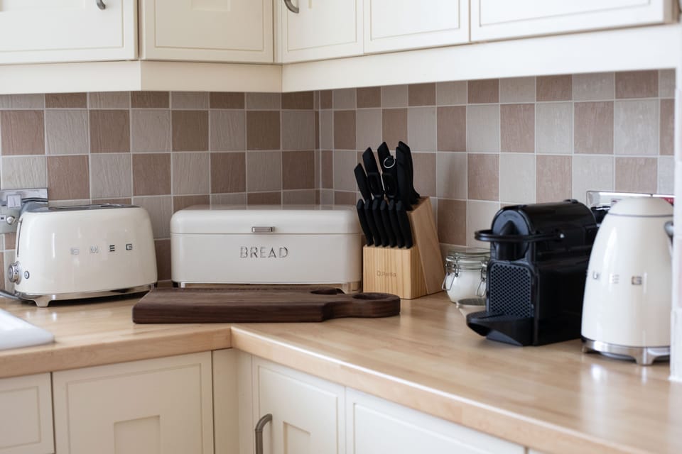 Devon House Cottage Kitchen - StayCotswold