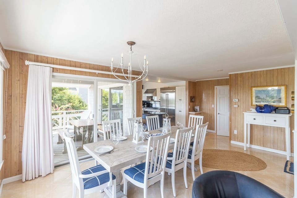 Mid Level Dining Area