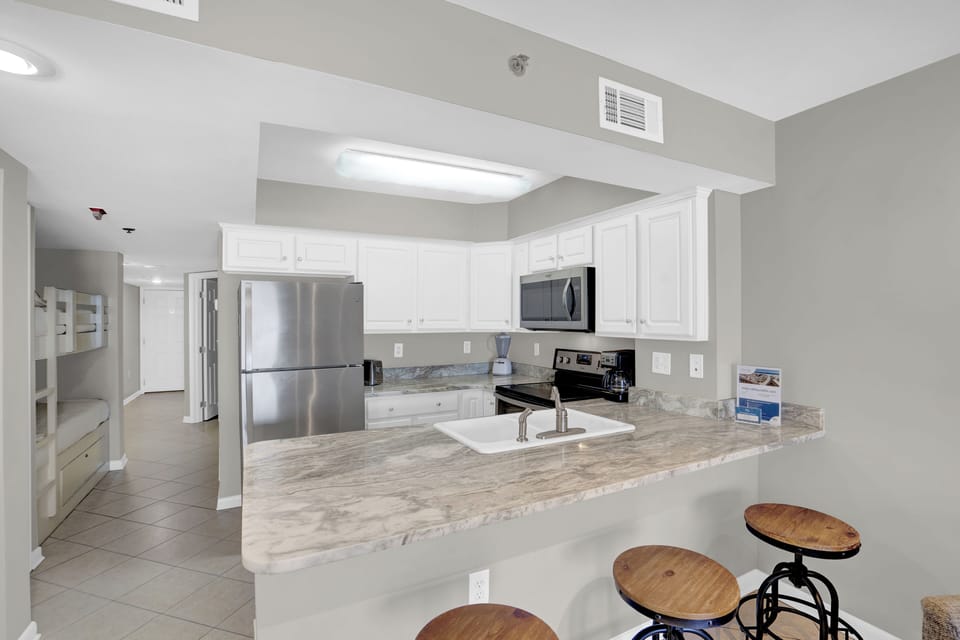 Eat-in kitchen bar