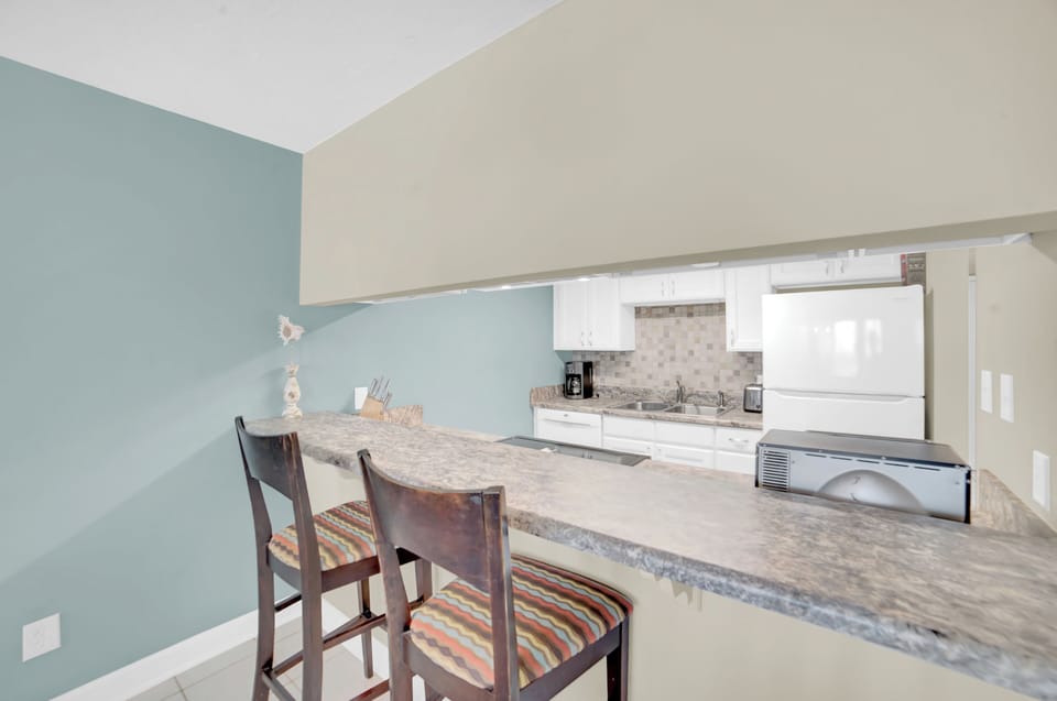 Eat-in kitchen bar