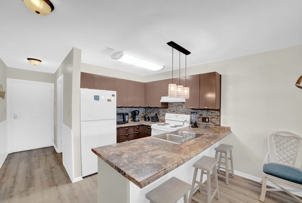 Eat-in kitchen bar seating