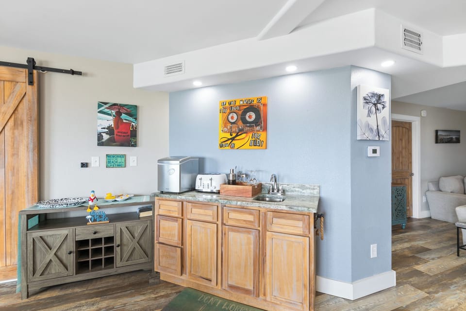 Wet bar with stand alone ice maker