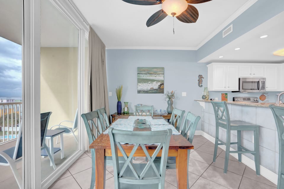 Seating for six at the dining table
