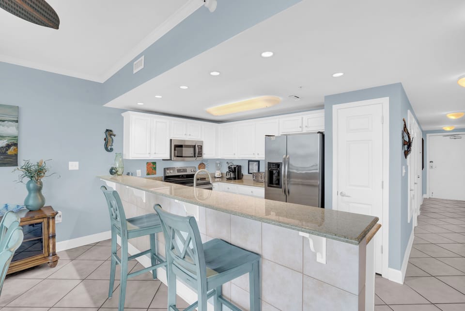 Eat-in kitchen bar seating