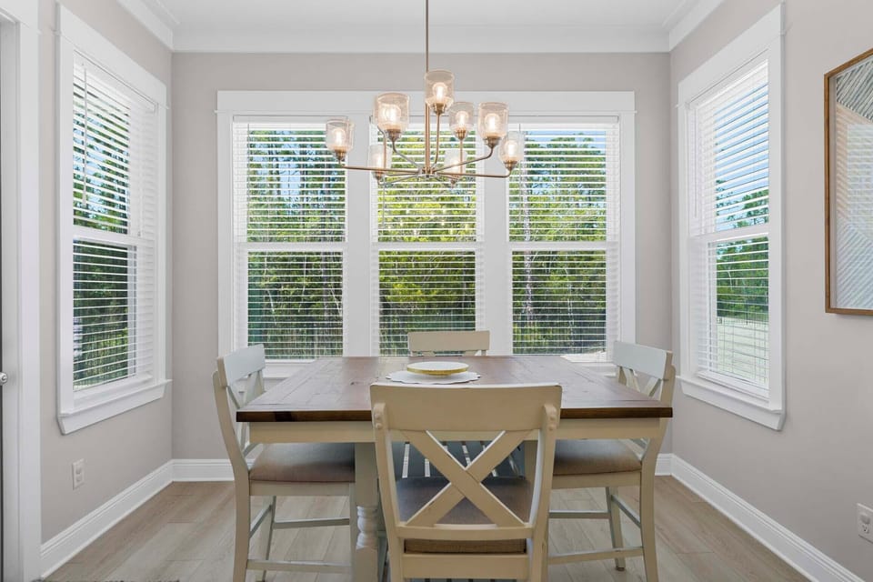 Seating for four at the dining table