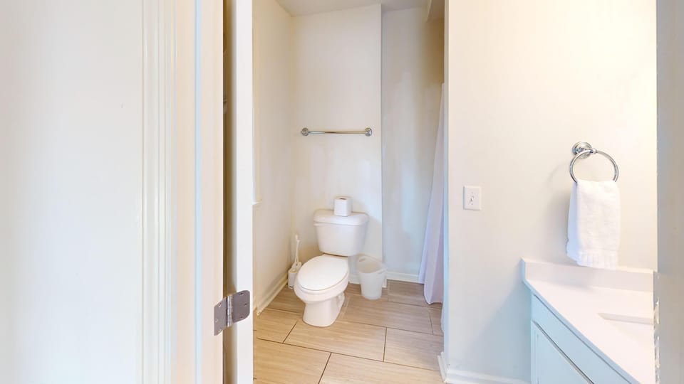 110 30th Ave Bathroom