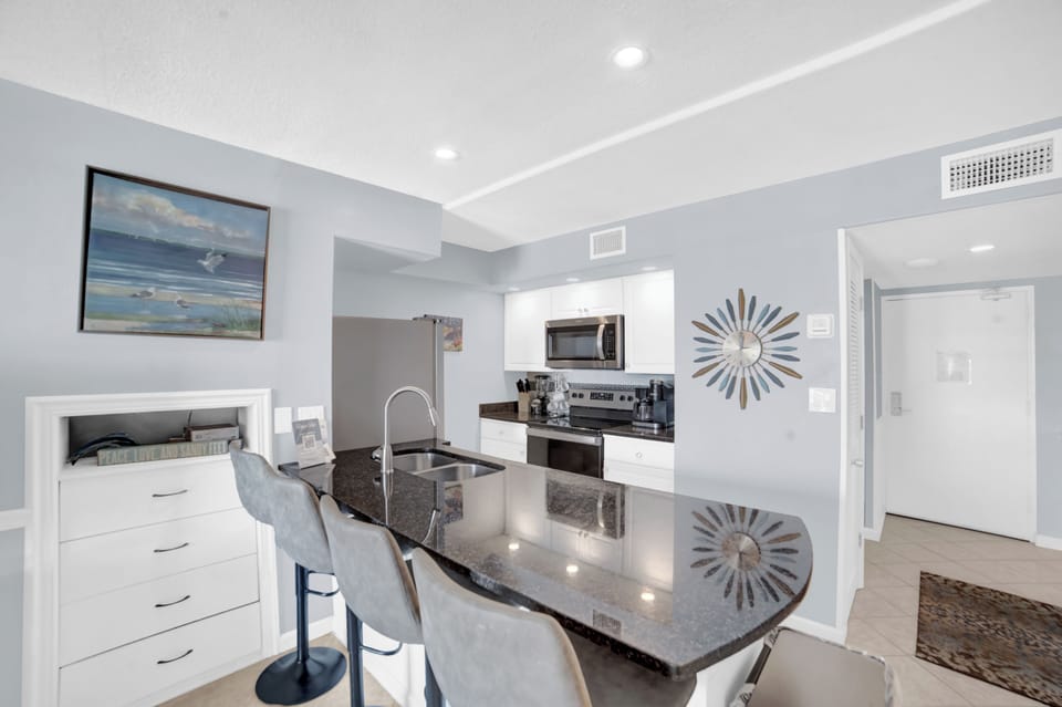 Eat-in kitchen bar seating