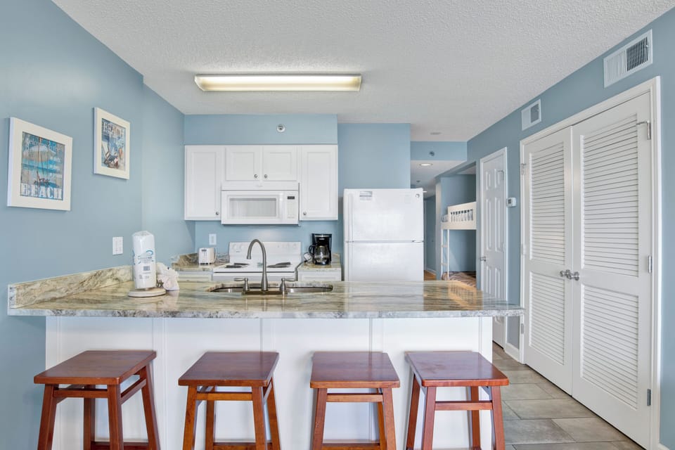 Eat-in kitchen bar seating