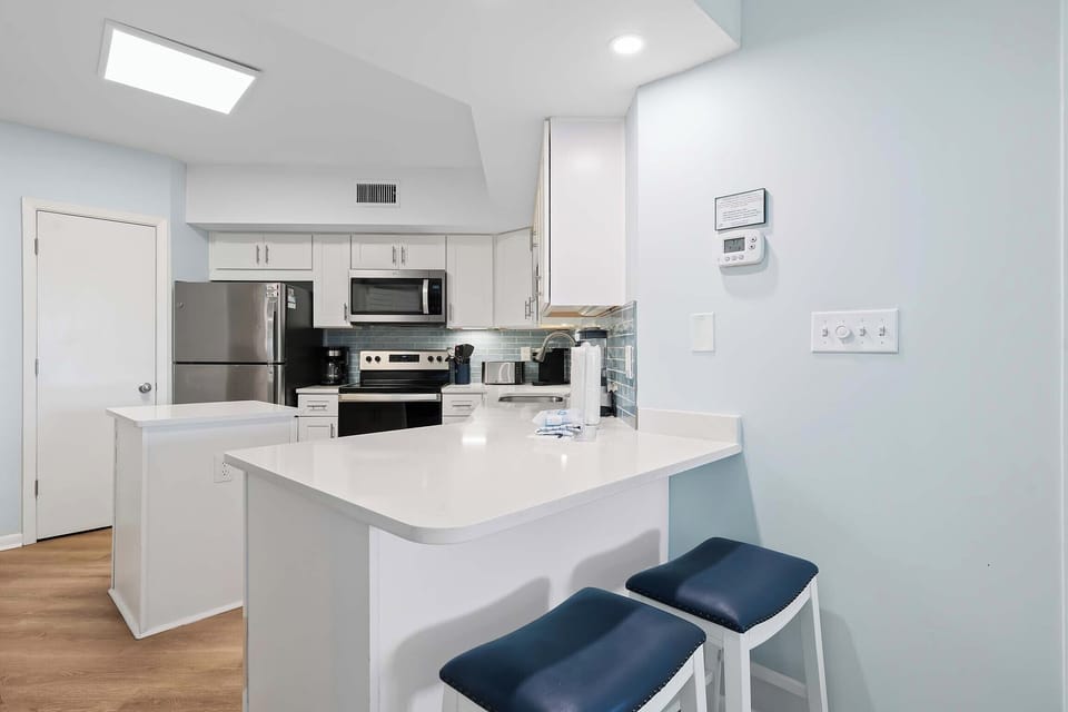 Eat-in kitchen bar