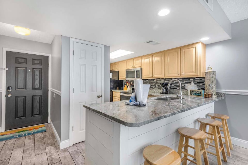 Eat-in kitchen bar seating