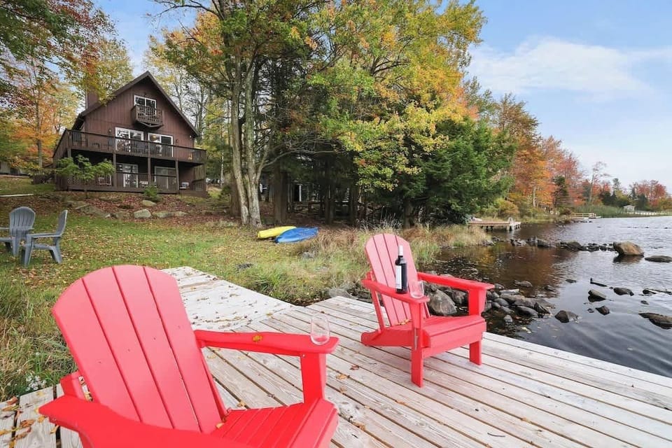 Relax on the Outdoor Deck! Enjoy stunning lake views and soak up the sun