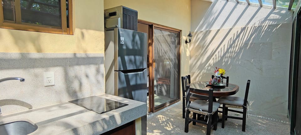 Kitchen or kitchenette,Dining area