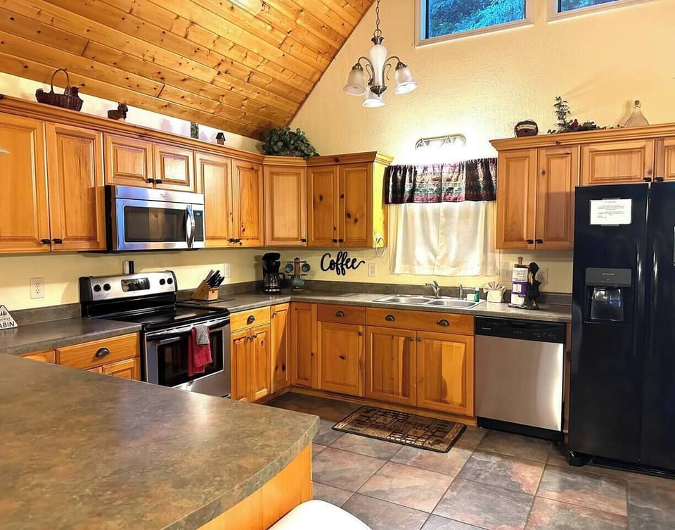 Fully equipped kitchen & dining for 6 – cook, eat, enjoy!
