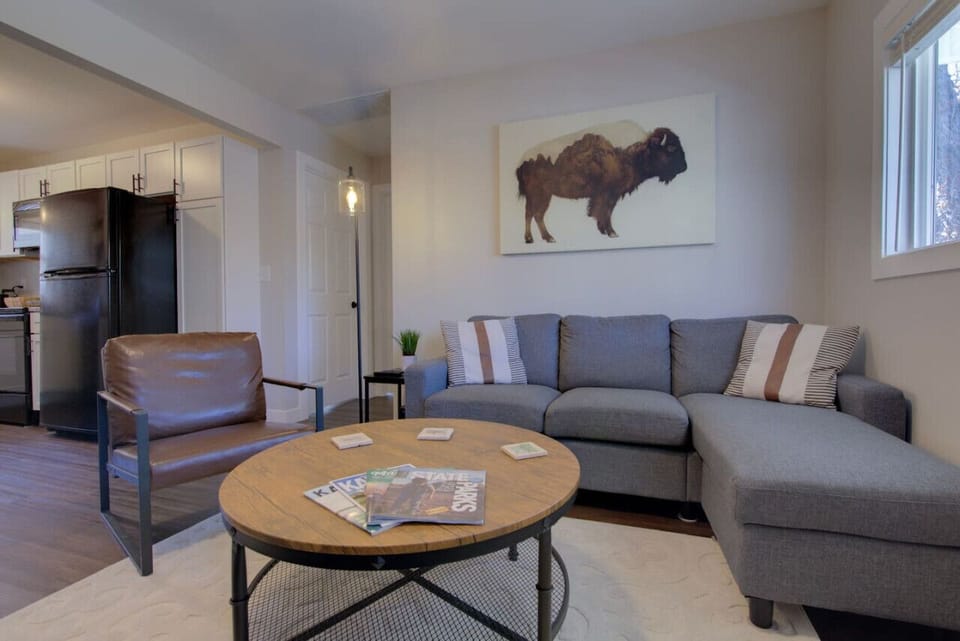 Sitting area with Manhattan magazines