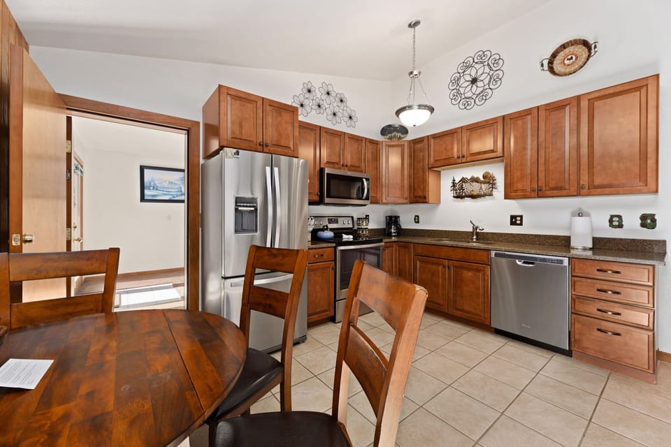 B3 Deluxe Dining Area W/Kitchen View