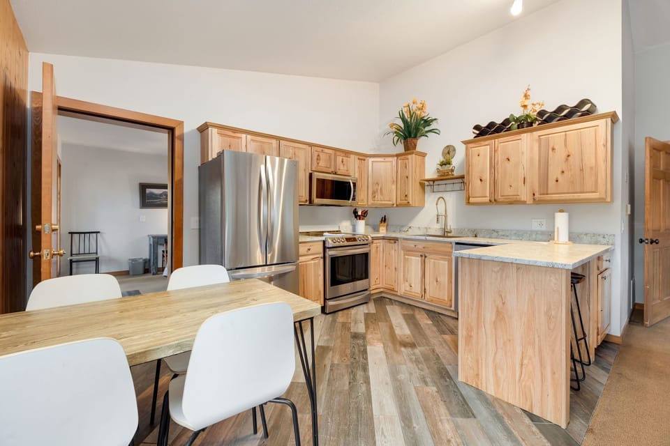 C3 Deluxe Dining Area W/Kitchen View