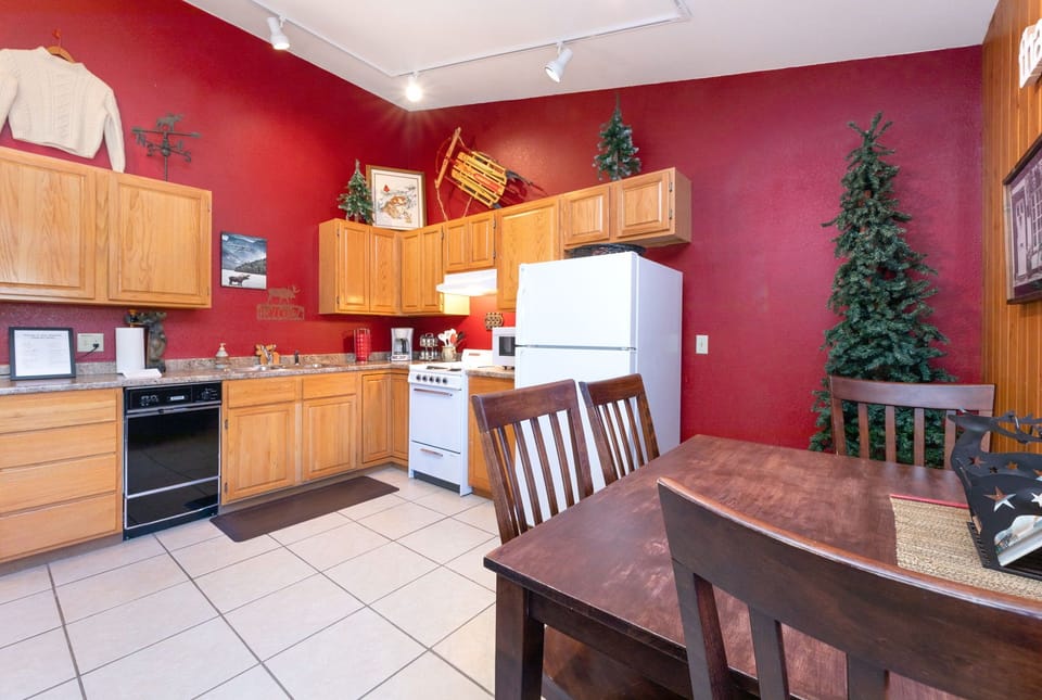 C4 Kitchen W/Dining Area View