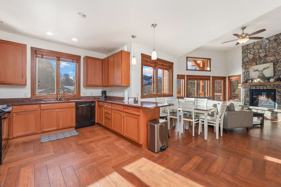 J2 Luxury Kitchen W/Dining Room View