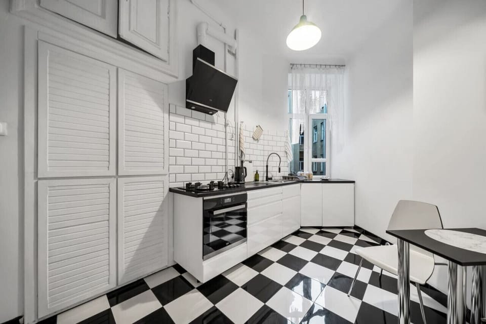 Kitchen with Oven | Book Now with RENTUJEMY.COM