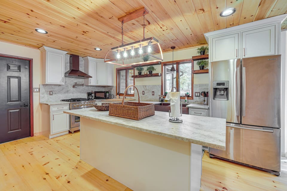 Kitchen | Coffee Maker | Dishwasher | 1st Floor
