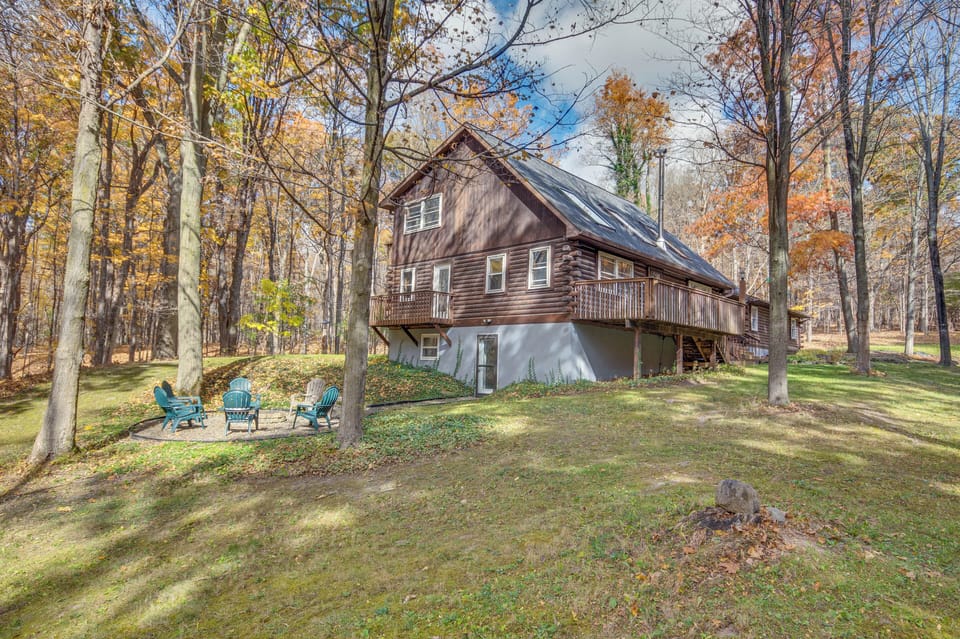 Lansing Vacation Rental | 4BR | 2.5BA | Step-Free Entry | 3,000 Sq Ft