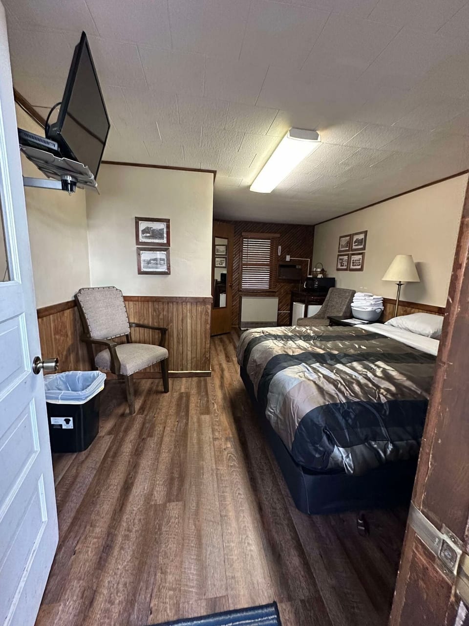 1 Queen bed with two chairs to sit on