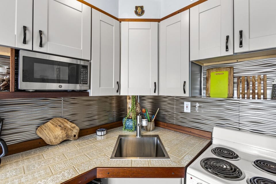 Galapagos-inspired kitchen with stove, oven, and mini fridge.