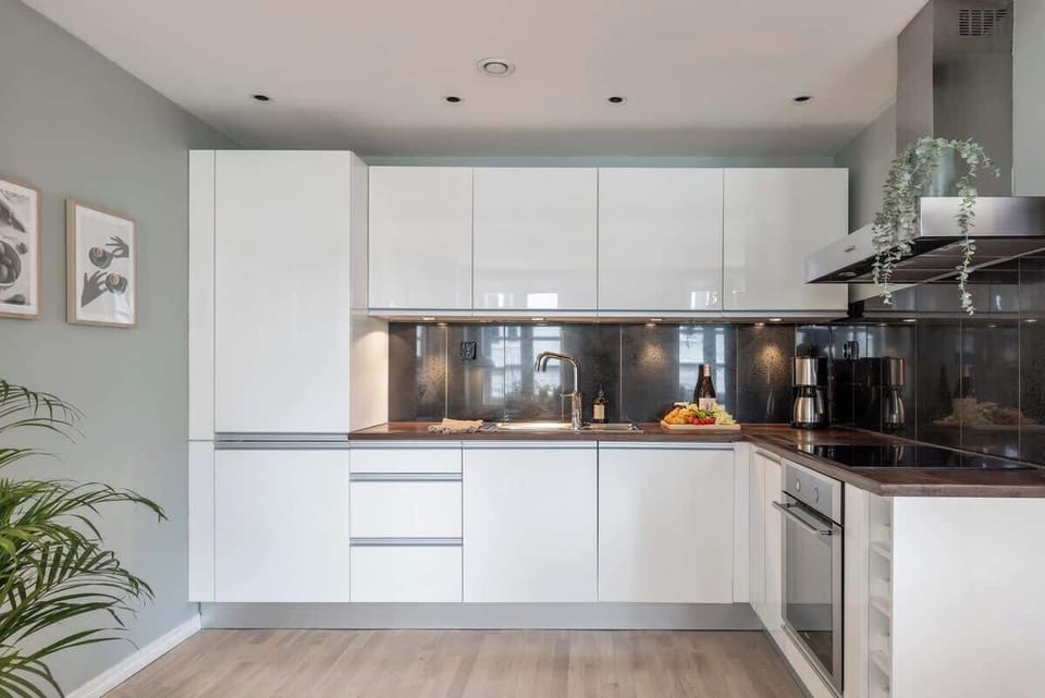 Modern and inviting kitchen – ready for cooking and cozy moments.