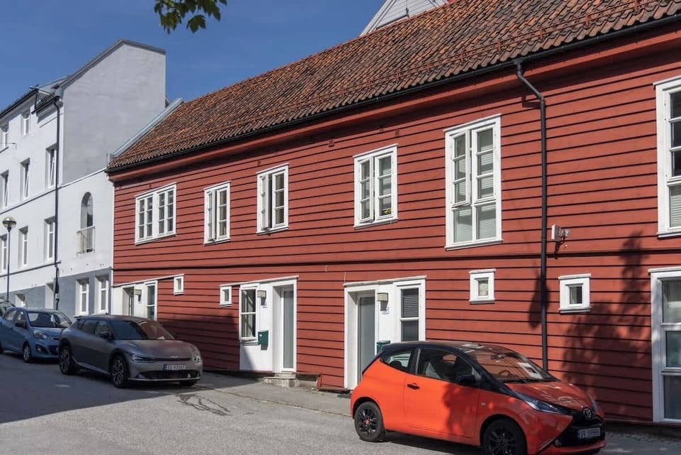 Den fantastiske, autentiske røde fasaden – et ekte Bergenhus med sjarme og historie.