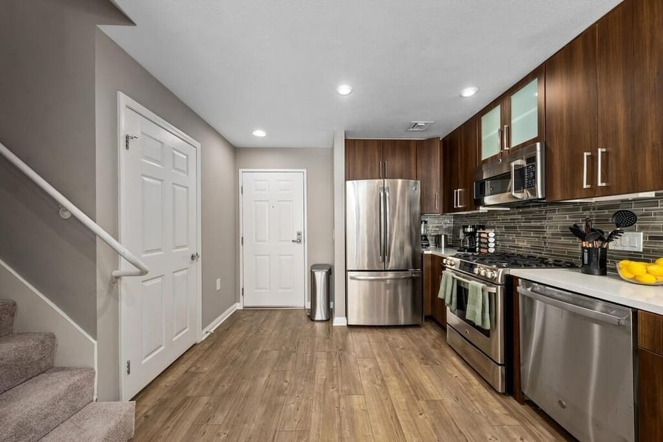 Fully-equipped, high-end kitchen for preparing gourmet meals or quick snacks