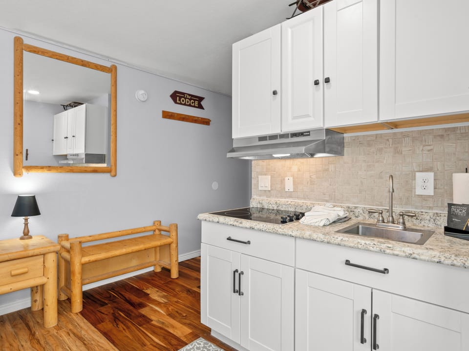 Kitchenette / Entry