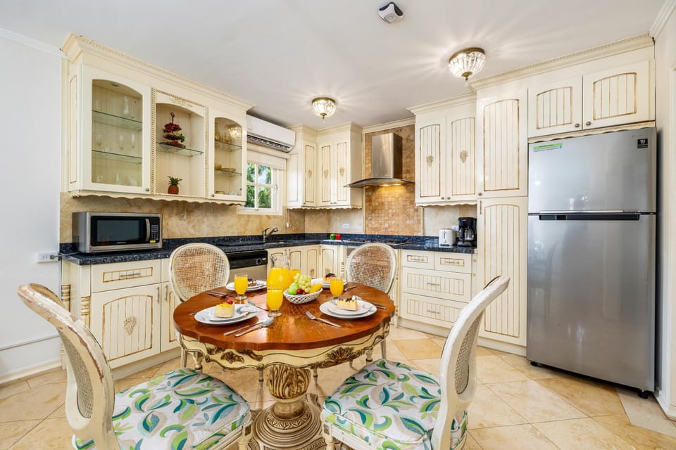 Cozy 1BR1BA w/ Balcony & Pool in Great Location! (24169)
