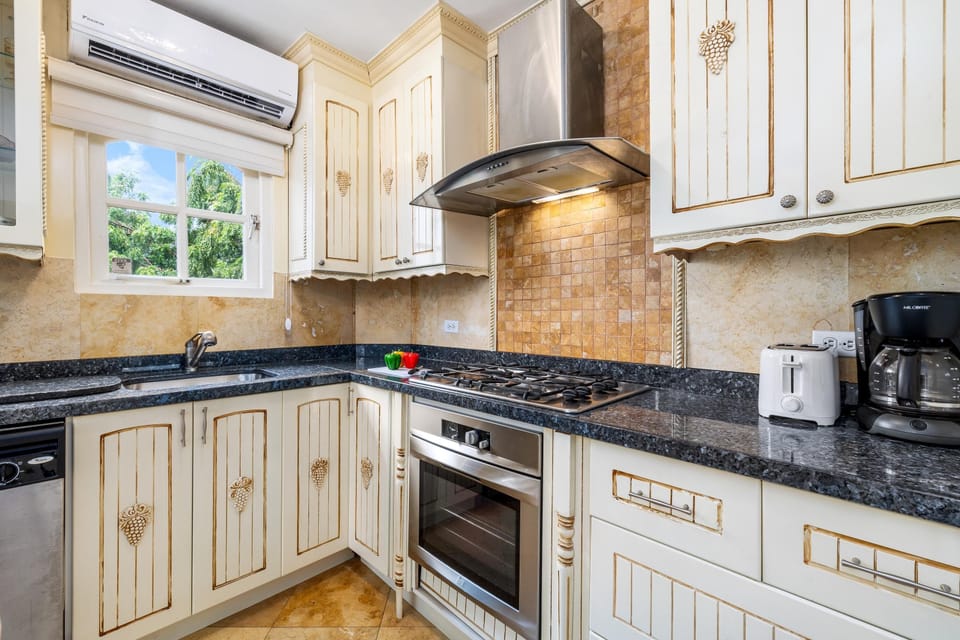 Cozy 1BR1BA w/ Balcony & Pool in Great Location! (24176)