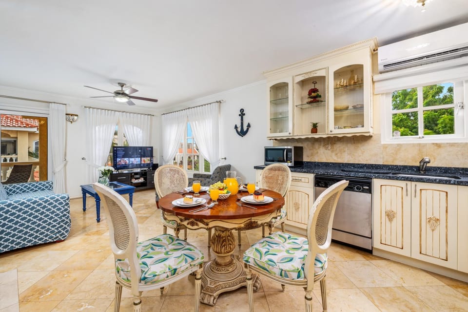 Cozy 1BR1BA w/ Balcony & Pool in Great Location! (24171)