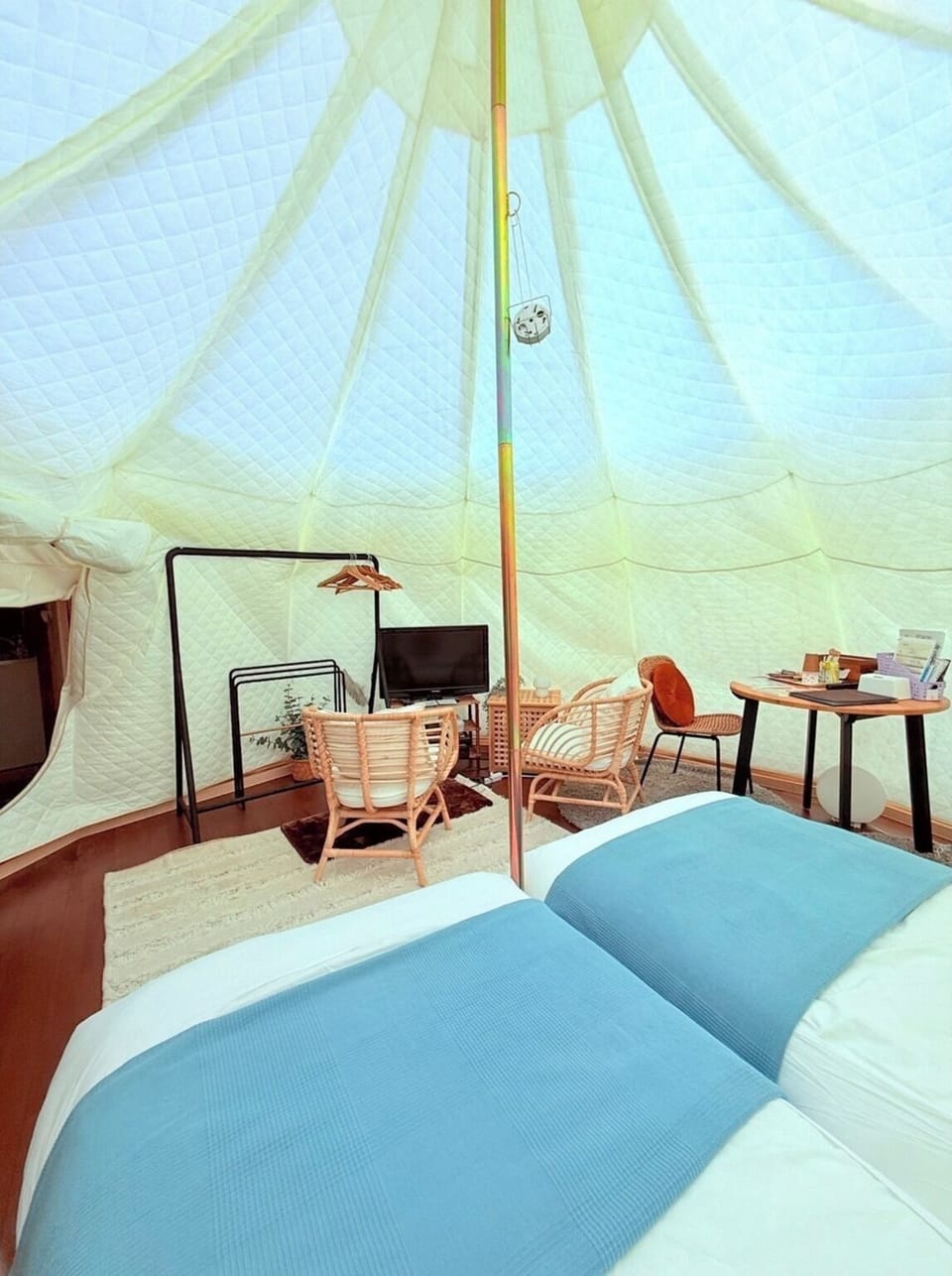 ・[Bell Tent A] Equipped with a TV, table, chairs, etc., it is a relaxing space like home.