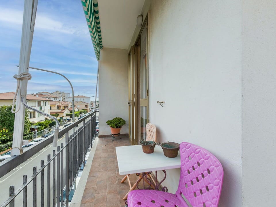 Property, Building, Furniture, Table, Plant, Flowerpot, Chair, Sky, Interior Design, Houseplant