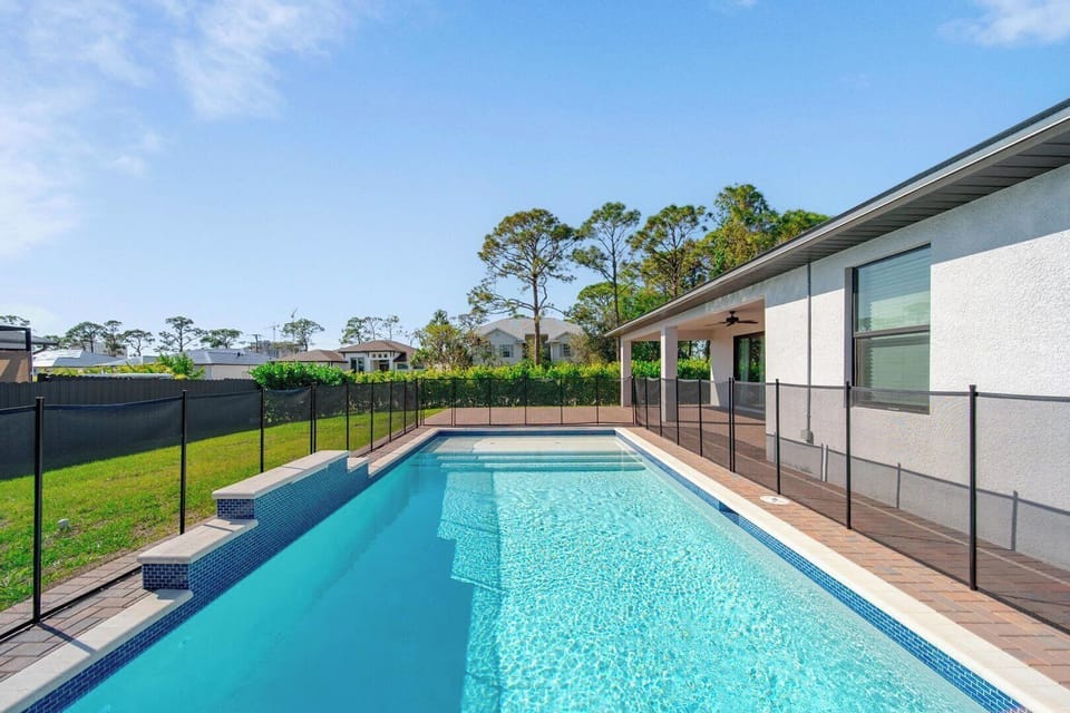New Heated Pool w/ Water feature & Sun shelf