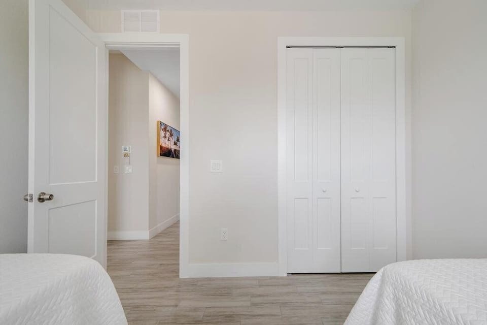 Guest Bedroom with 2 Twin Beds / Closet