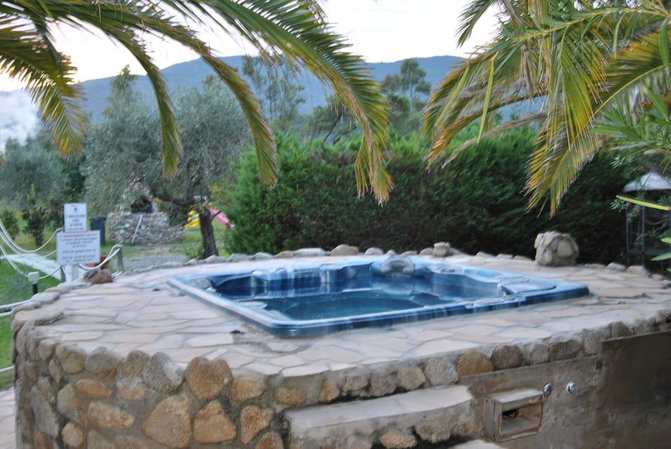 Outdoor spa tub
