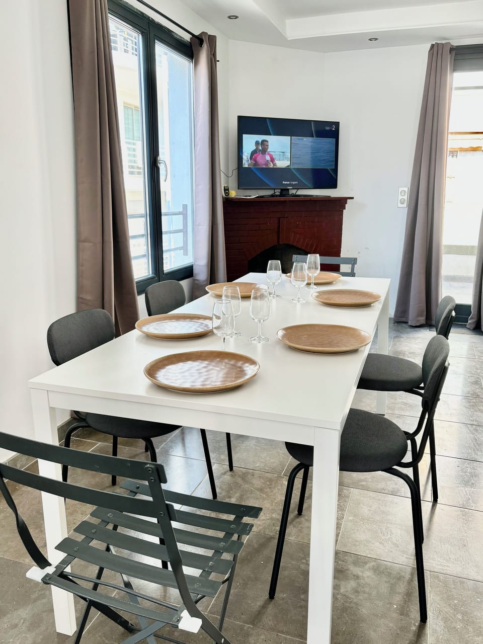 Dinning room for 6 to 8 people with view to access to the 2nd terrace