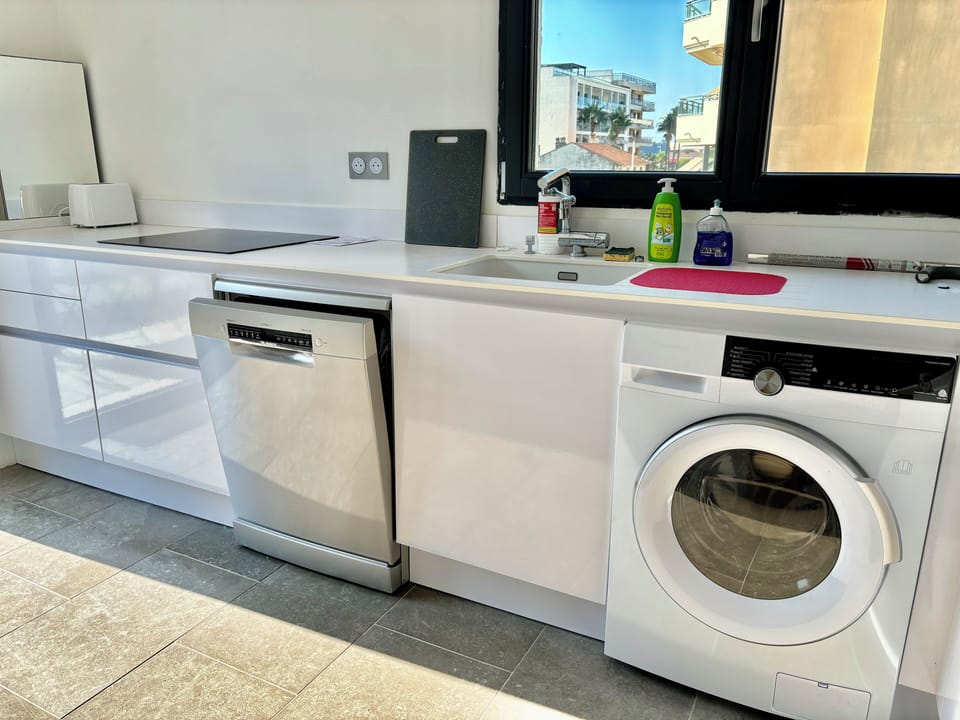 Dish washer, washing machine + dryer, etc...